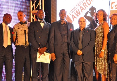 Airtel, Segun Ogunsanya, chief executive officer and managing director, (4th from left), Deepak Srivastava chief operations officer, (3rd from right) with some of the recipients of Long Service Award (5 years) during the Airtel End of the Year Black Tie Award Night held on Friday in Lagos.